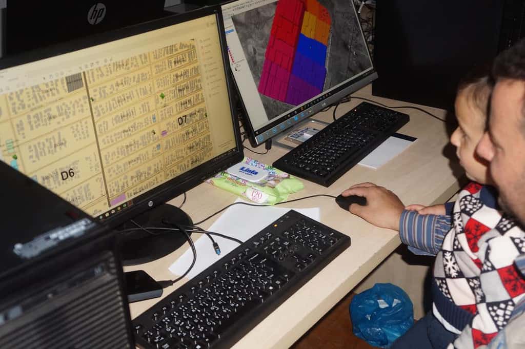 RefuGIS team member Yusuf Hamad and his son Abdullah – who was born in Zaatari refugee camp – learning about GIS. Brian Tomaszewski, CC BY