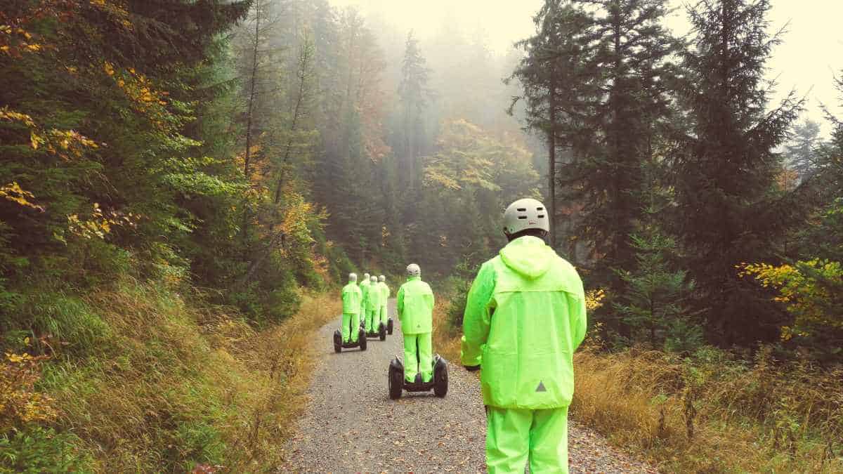 Nebel im Herbstwald und Segway Fahrer