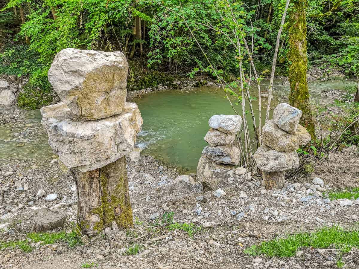 Steinfiguren am Steinbach in Nussdorf am Inn