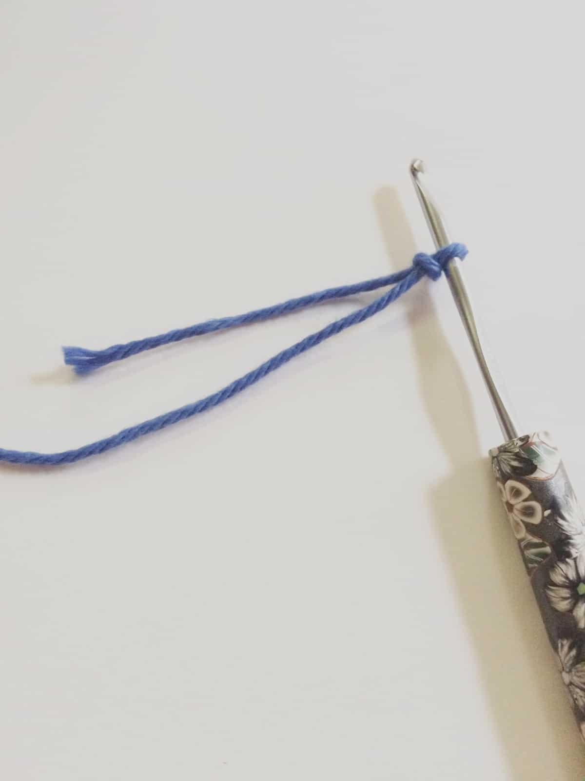 picture of slip knot crochet hook