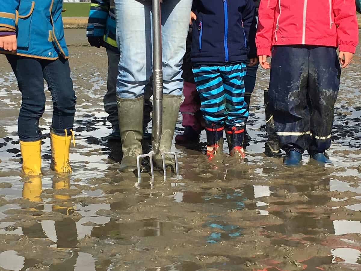 Wattwanderung mit Kindern - knietief im Matsch