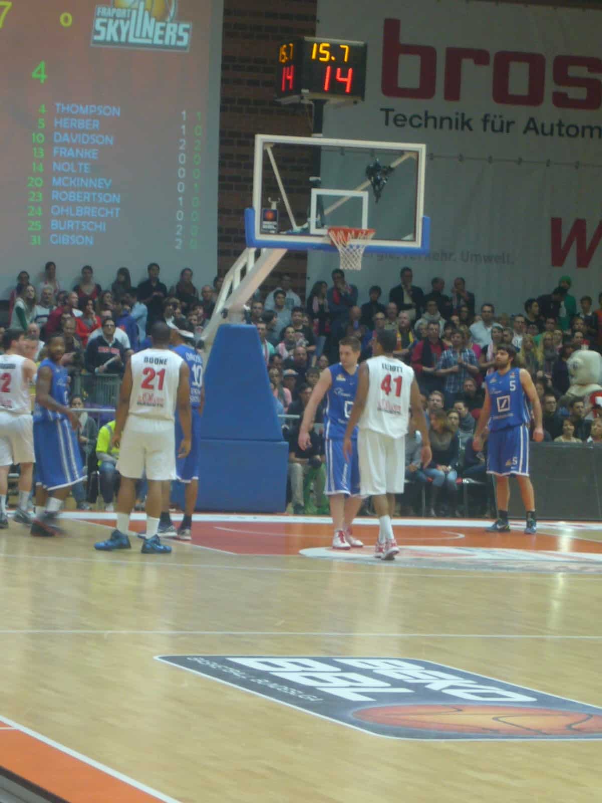 s.Oliver Baskets gegen Fraport Skyliners