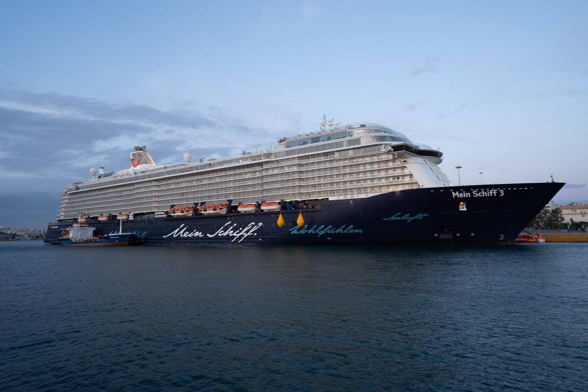Mein Schiff 3 im Hafen von Piräus