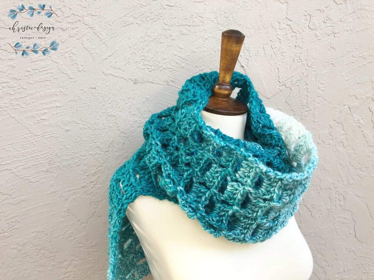picture of chunky teal easy crochet scarf wrapped around mannequin