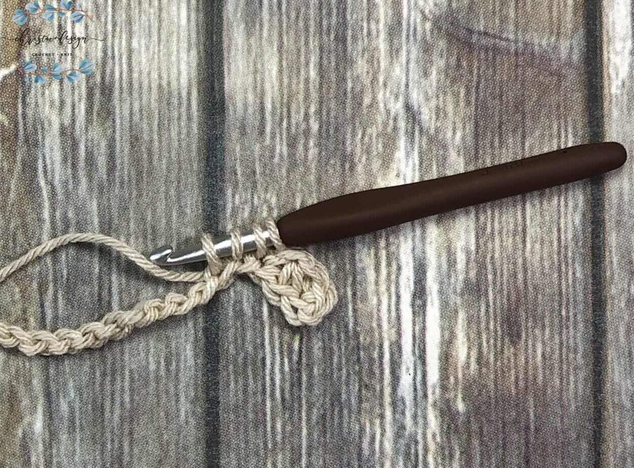 picture of 4 loops in beige yarn on crochet hook