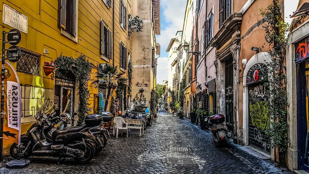 Willkommen im Viertel von Trastevere, typisch Italien Willkommen im Viertel von Trastevere, typisch Italien
