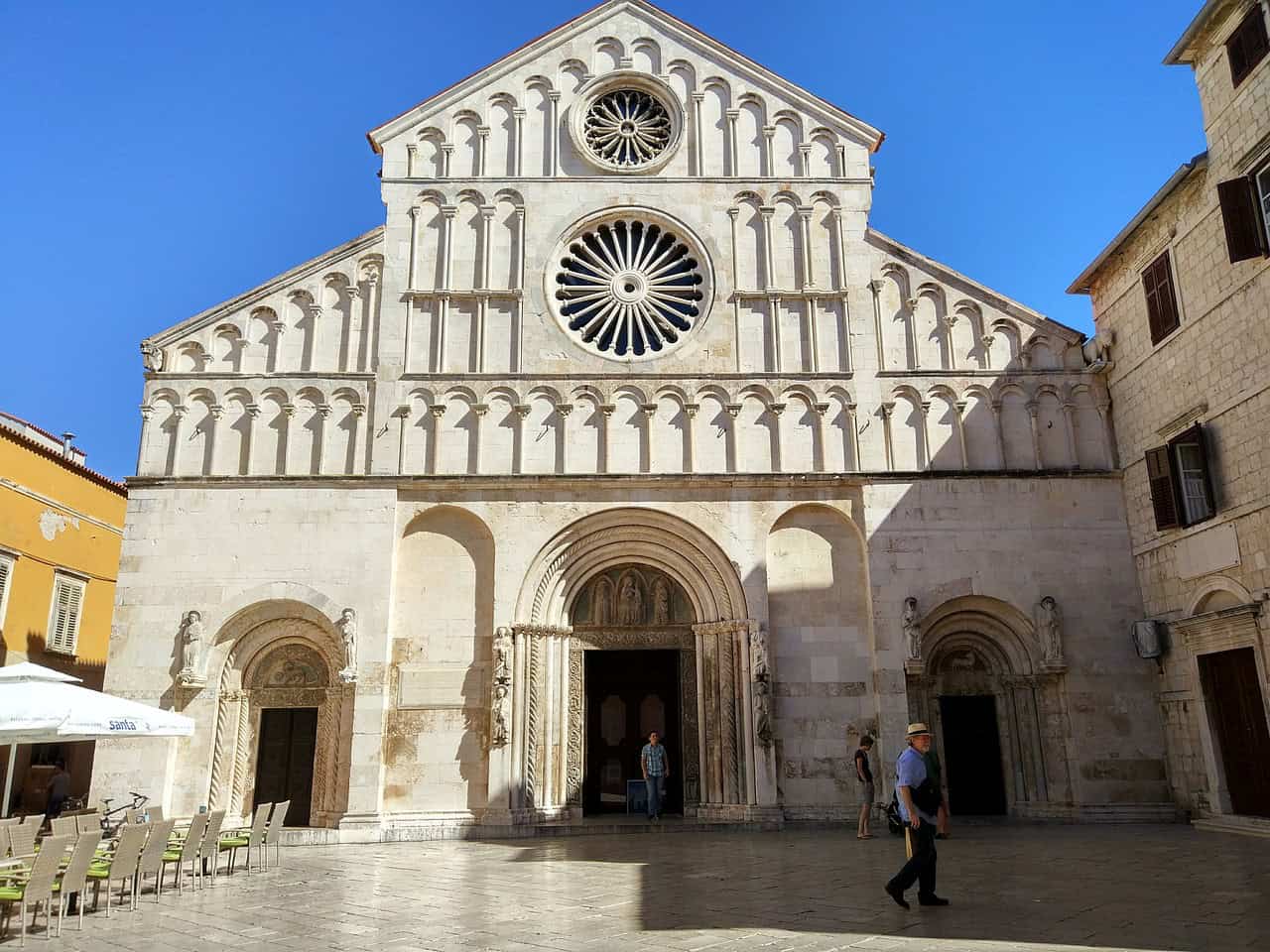 Zadar der Dom im Mittelmeer