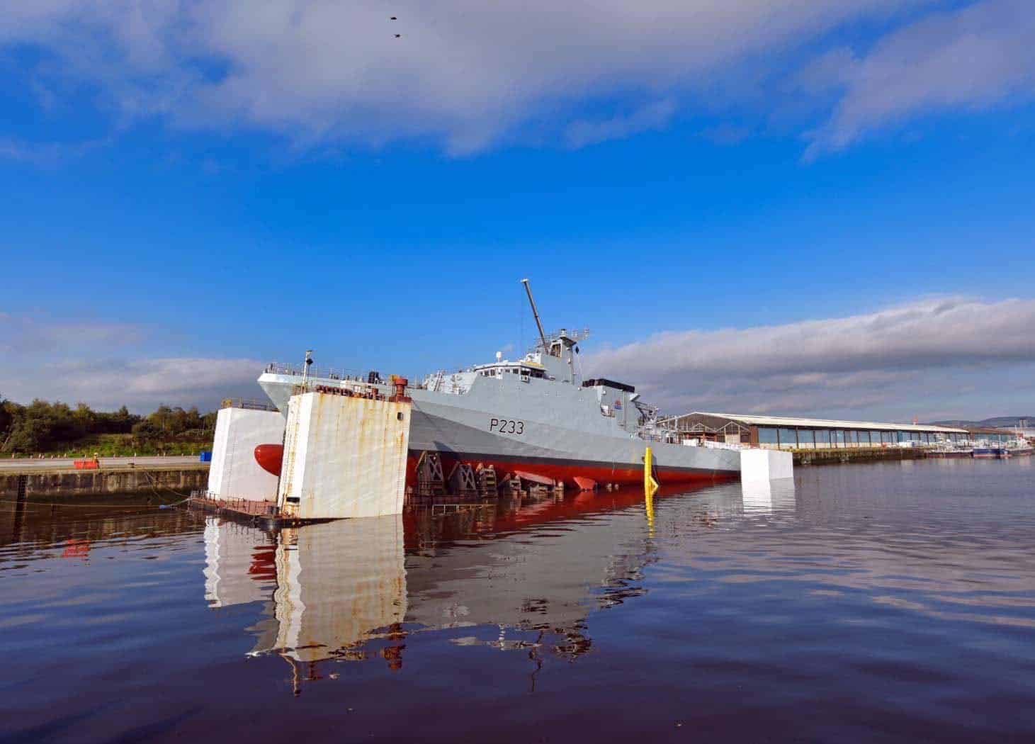 Спуск на воду з сухого доку патрульного корабля HMS «Tamar» (P233) типу River Batch 2