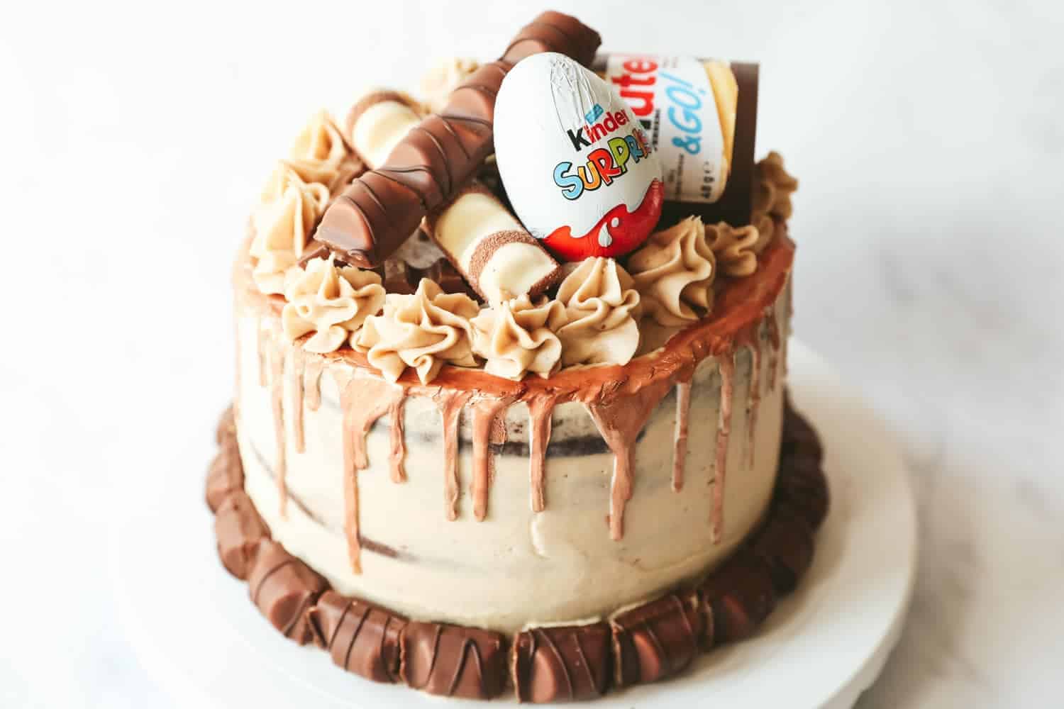 Kinder Bueno Cake With Gold Drip