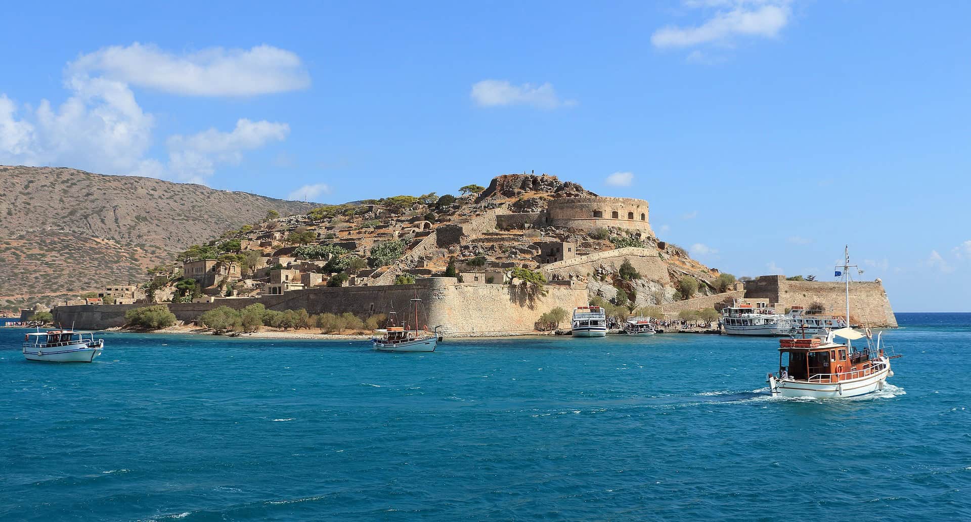 Sehr beliebt ist es billig mit Ryanair nach Athen zu fliegen und von dort mit dem Schiff nach Kreta zu reisen Sehr beliebt ist es billig mit Ryanair nach Athen zu fliegen und von dort mit dem Schiff nach Kreta zu reisen