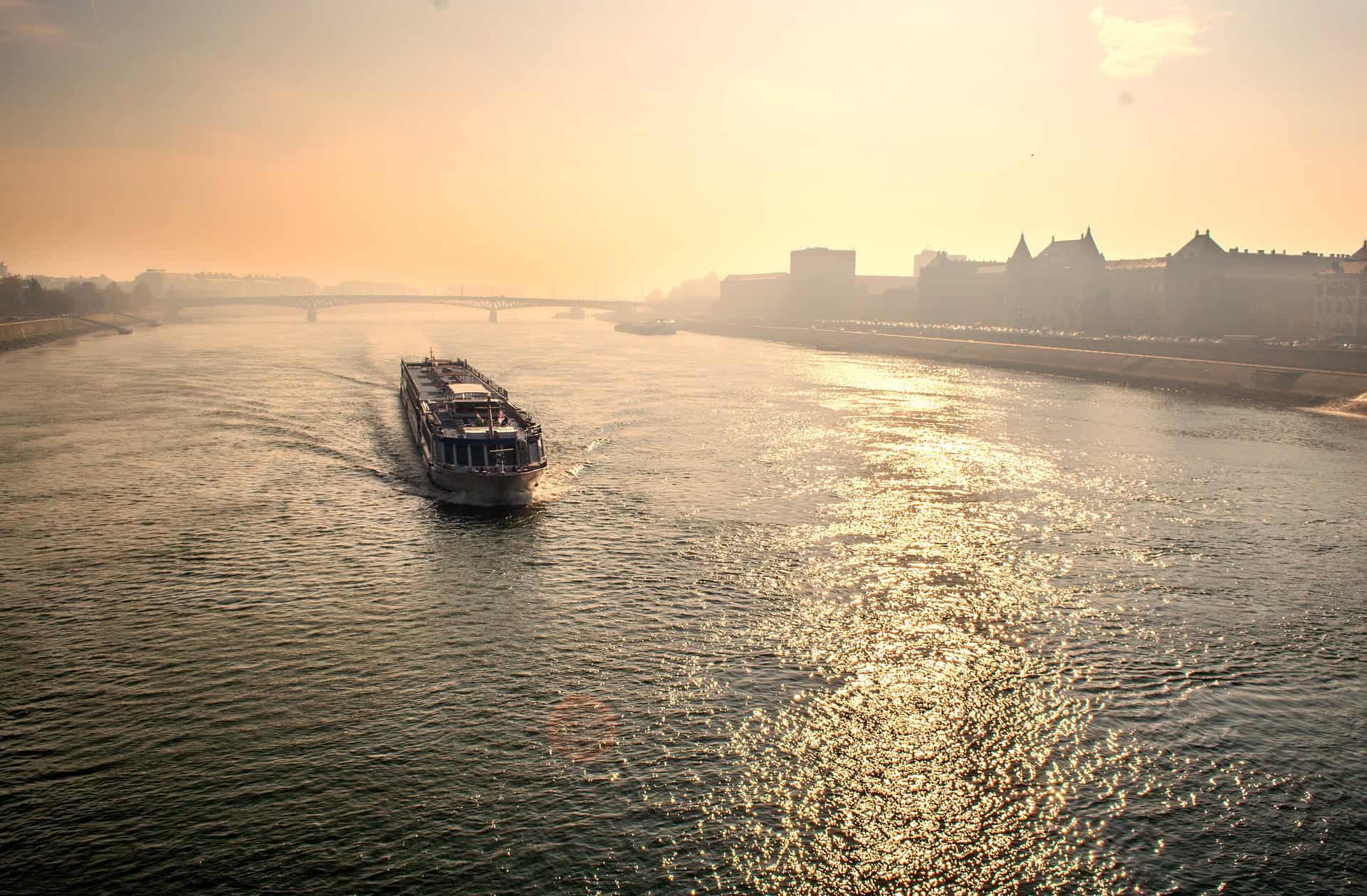 Günstigste Hotel Budapest Park inn by Radisson nacht ab 27,50€ - Frühstück 5 Direkt zum Sonnenuntergang startet die Schifffsfahrt auf der Donau mit Abendessen und Live Musik