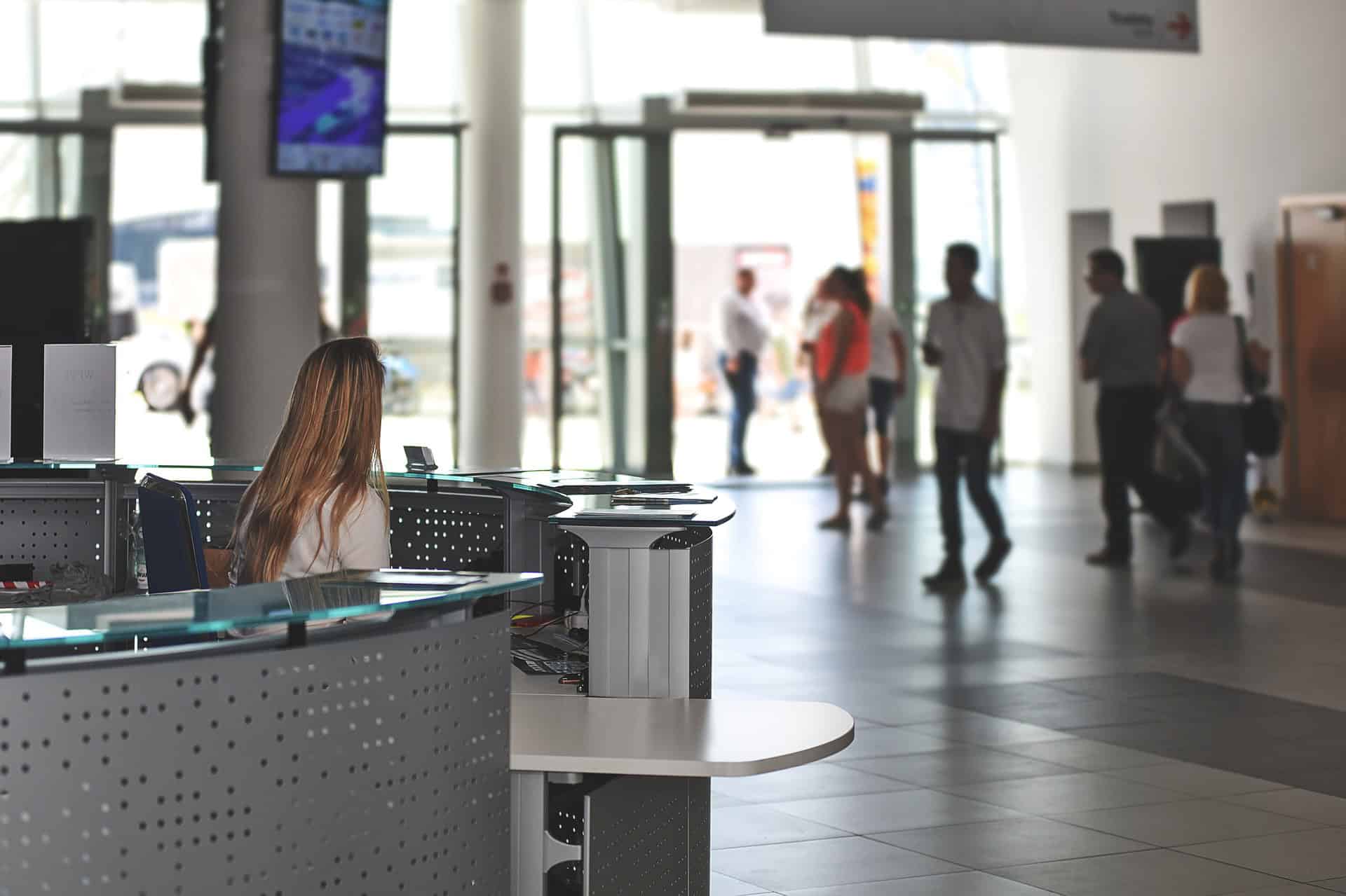 Aus dem Terminal raus und direkt deinen Begleiter in das Hotel finden im Orangen Tshirt mit dem Transfer Schild Aus dem Terminal raus und direkt deinen Begleiter in das Hotel finden im Orangen Tshirt mit dem Transfer Schild