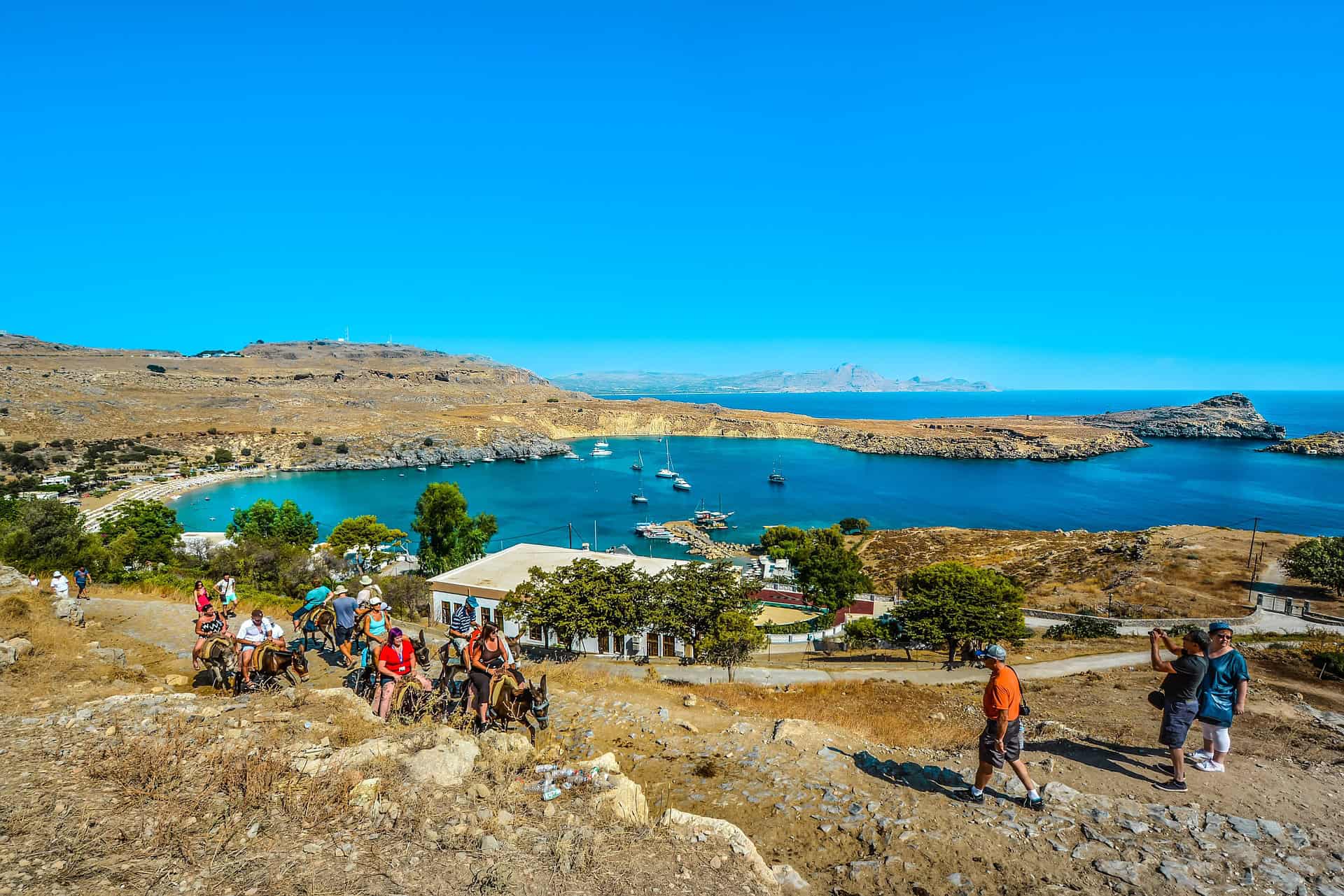 Lindos hier werdet Ihr immer Leute auf Pferden sehen Reiten ist auf dieser Insel extrem beliebt Lindos hier werdet Ihr immer Leute auf Pferden sehen Reiten ist auf dieser Insel extrem beliebt