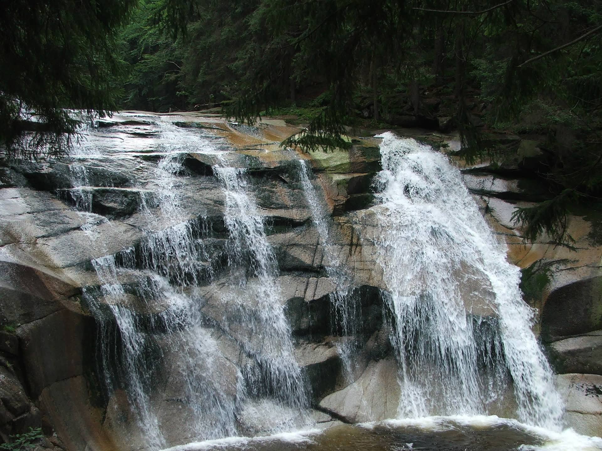 Harrachov Wasserfall Mumlava in Tschechien - wandern Sieim Wald zu den berühmen Wasserfall Harrachov Wasserfall Mumlava in Tschechien - wandern Sieim Wald zu den berühmen Wasserfall