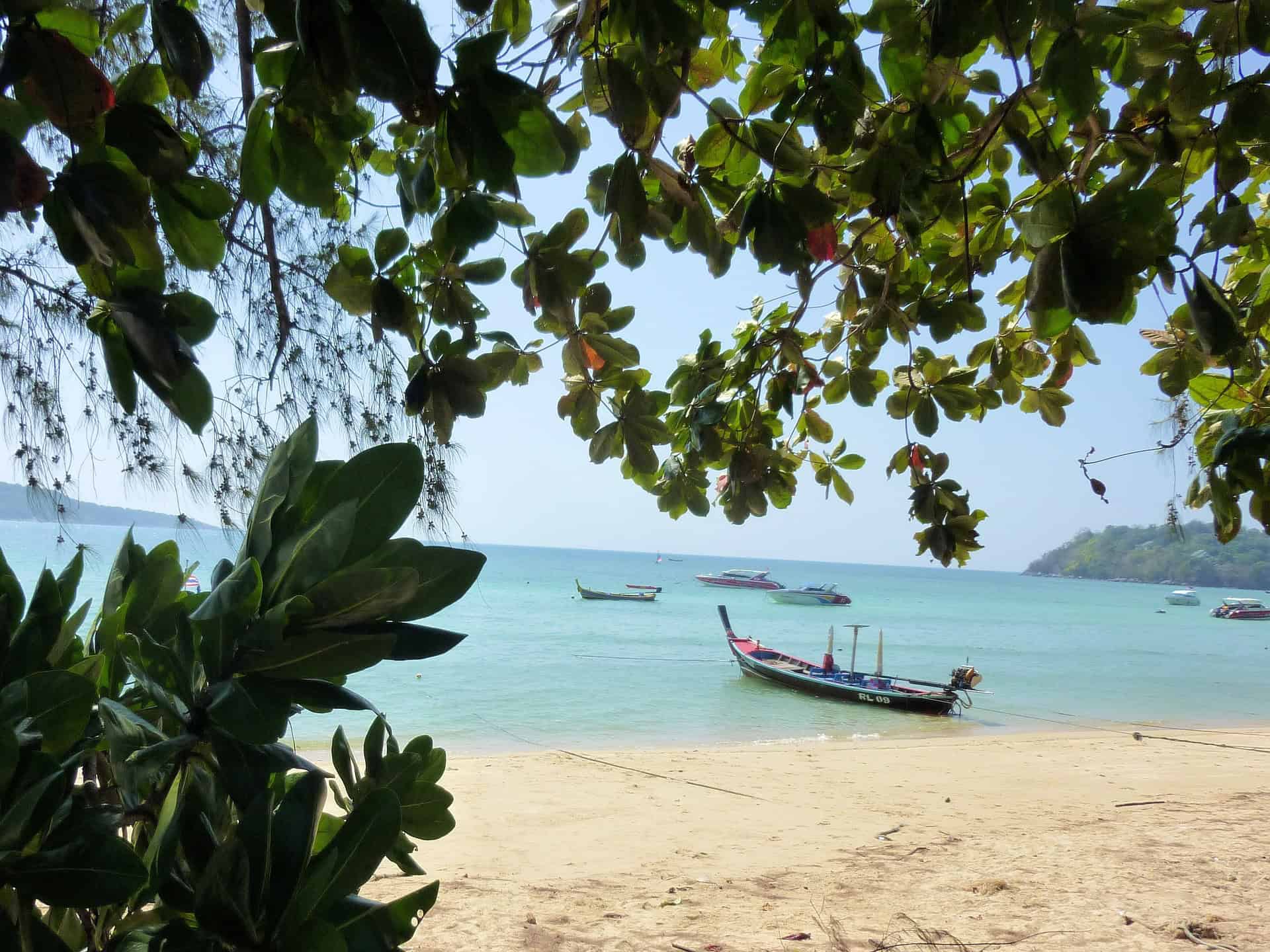 Rawai Beach bedingte Bademöglichkeiten, von hier aus Starten die Boote richtung Nachbarinseln Rawai Beach bedingte Bademöglichkeiten, von hier aus Starten die Boote richtung Nachbarinseln
