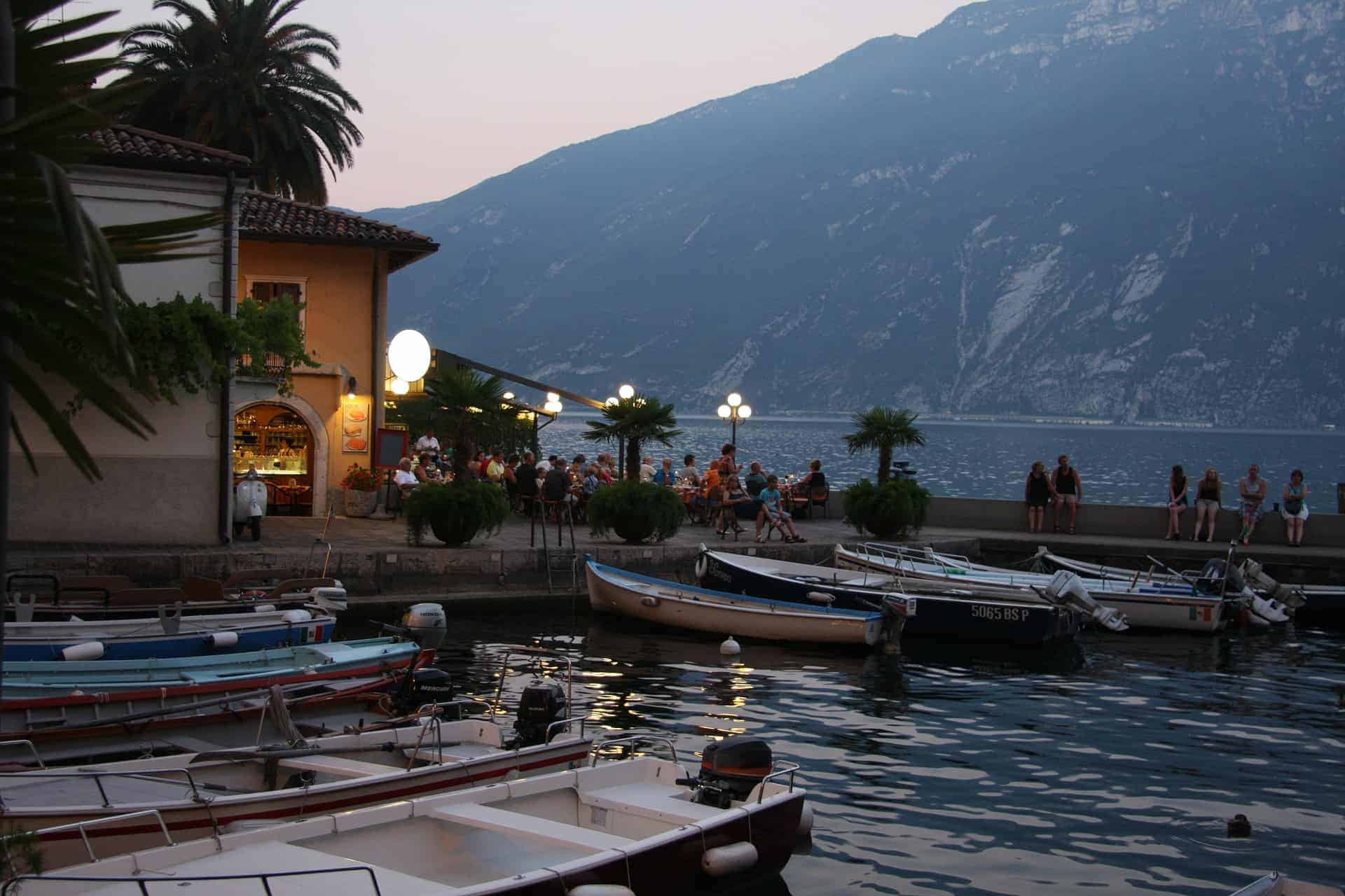 An der Riva de Garda sammeln sich vorallem jüngere Urlauber aus der Region An der Riva de Garda sammeln sich vorallem jüngere Urlauber aus der Region
