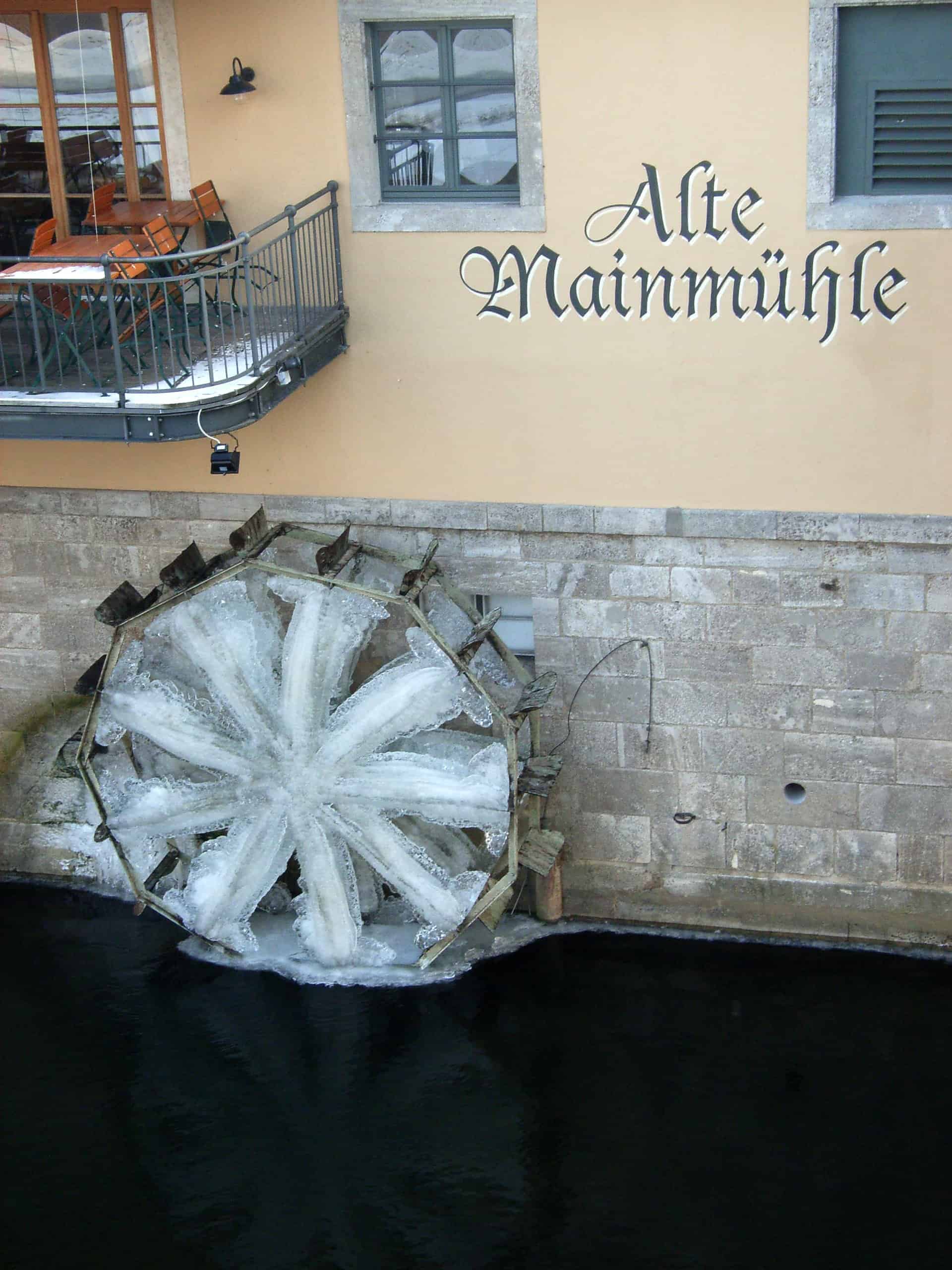 Eingefrorenes Mühlrad an der alten Mainmühle
