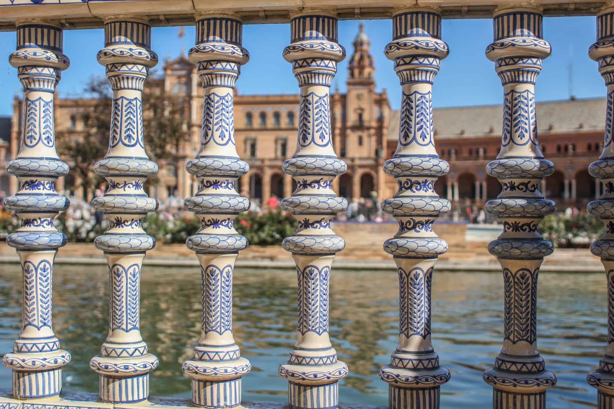 Ein Tag in Sevilla 8 Plaza de Espana durch Gelaender