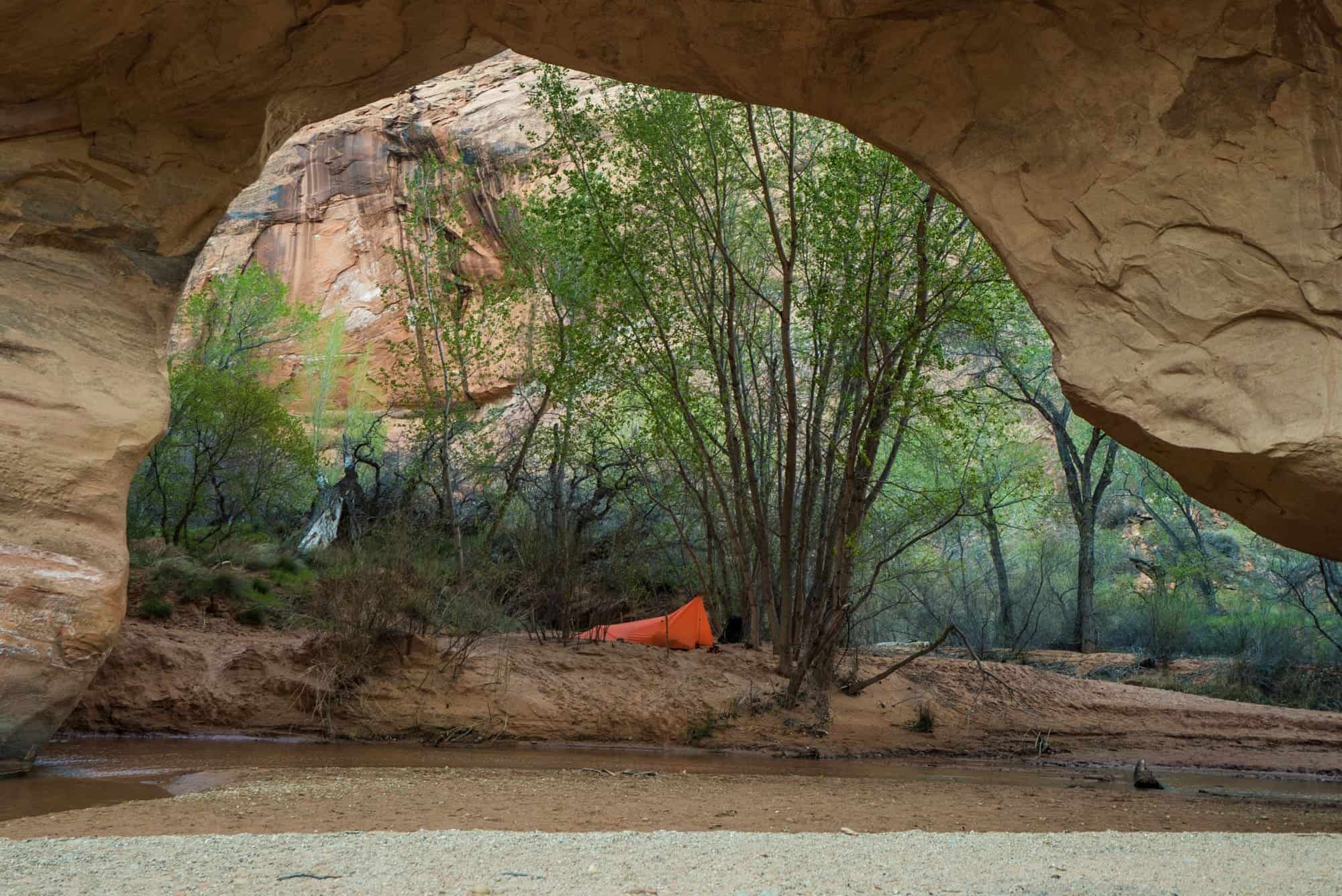 Check out our detailed backpacking guide for exploring Coyote Gulch in Utah. Our guide includes information on gear, campsites, permits & trailheads.
