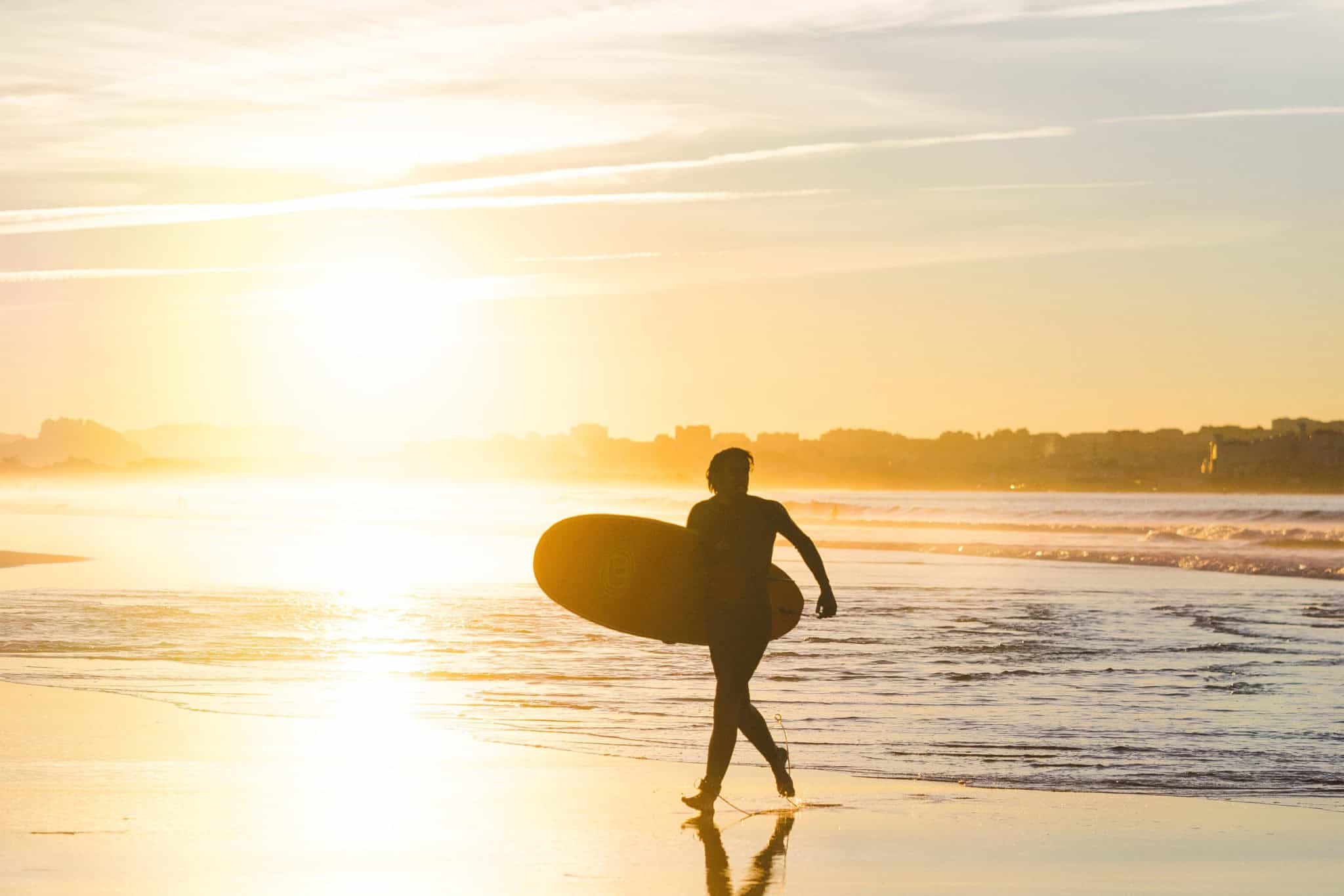Surfer am Strand von Somo in Kantabrien