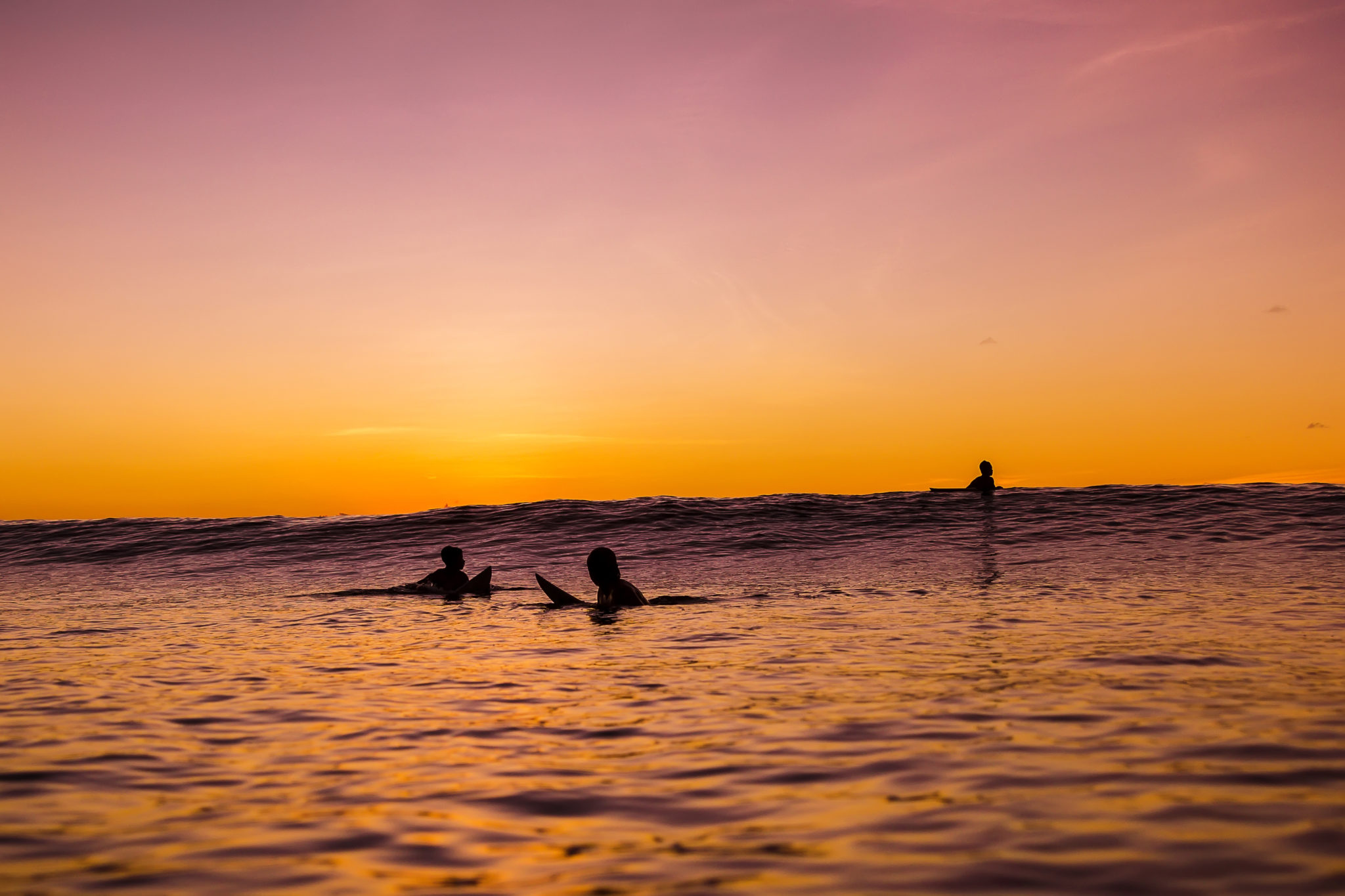 Surfer im Sonnenuntergang auf Bali