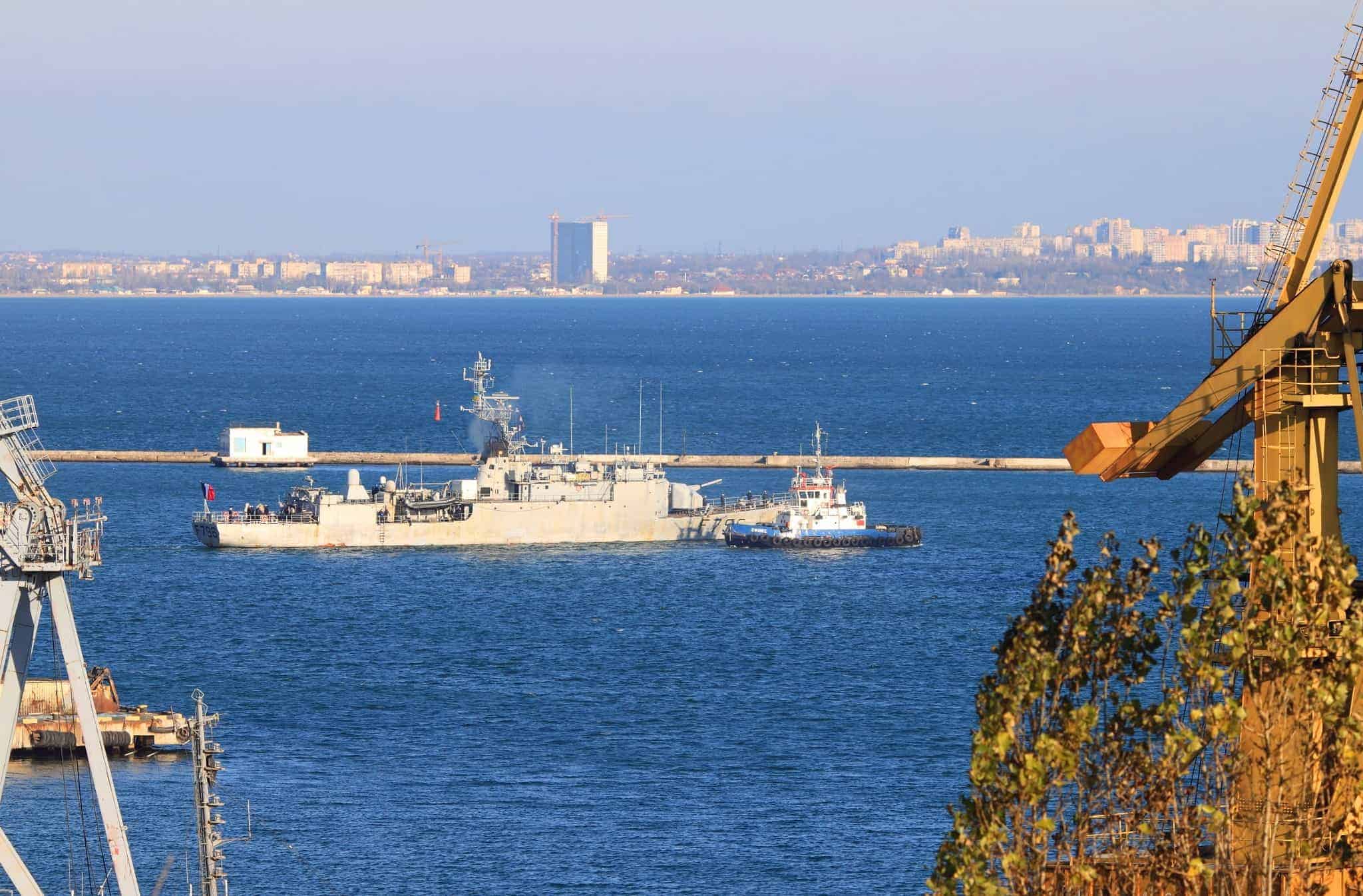 Буксир Сфінкс виводить Commandant Birot (F796) з акваторії Одеського морського порту