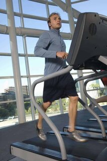 El hombre está corriendo en una cinta de correr