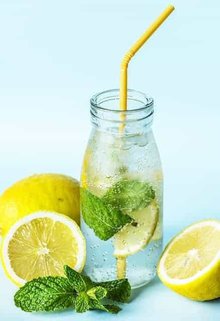 Zitrone
Wasser mit Zitrone