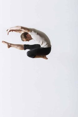 l'homme athlétique fait un saut en l'air