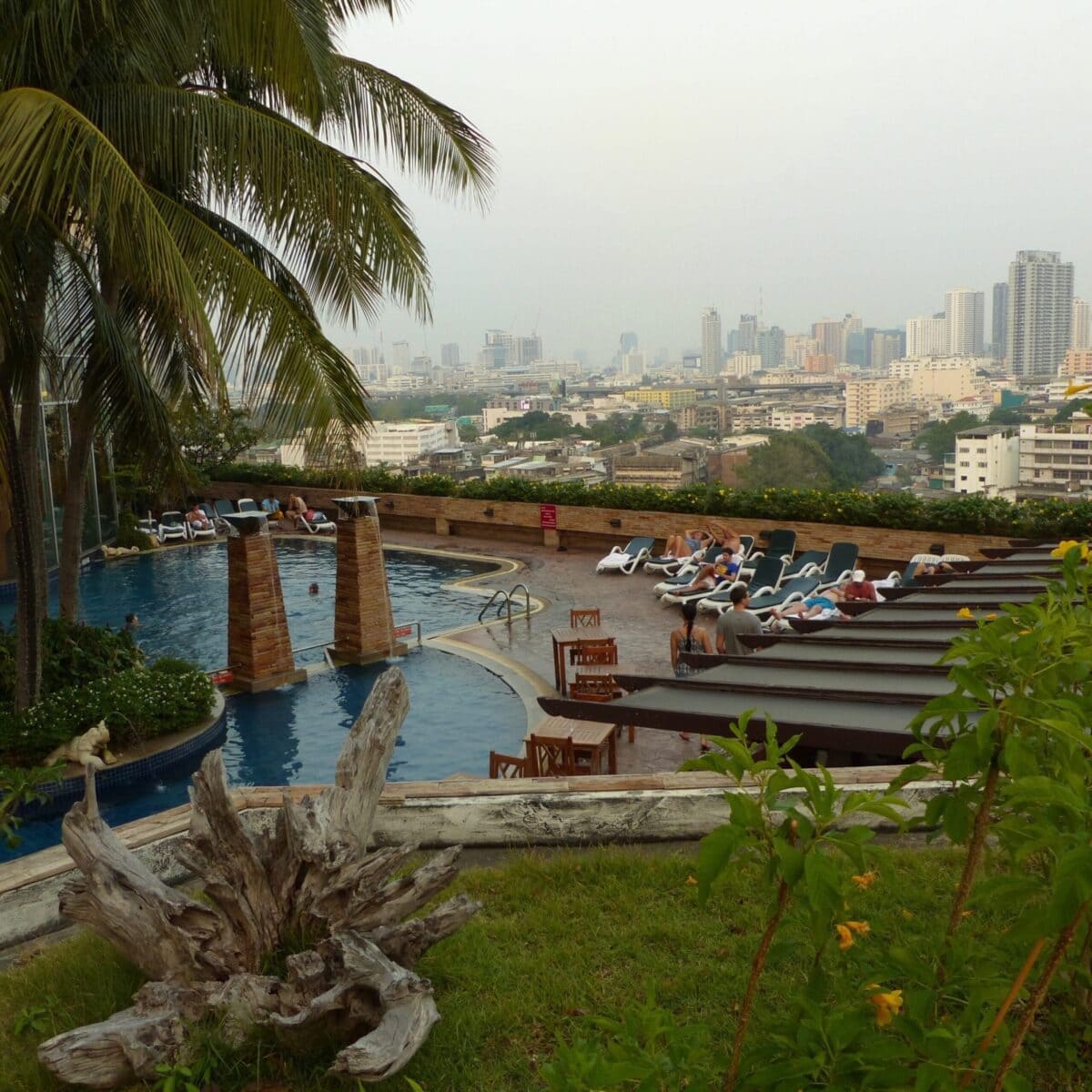 Pool mit Aussicht: Als Familienhotel der Mittelklasse ist das Prince Palace in Bangkok gut geeignet. Bangkok Prince Palace Hotel Poolbereich