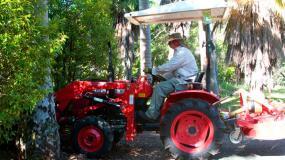 Spreading mulch - Kubota L2201DT with 4-in-1 FEL.