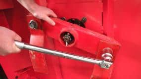 Retighten all bolts when replacing bolts and blades.
