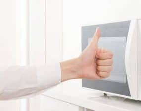 can you put paper plates in the microwave
