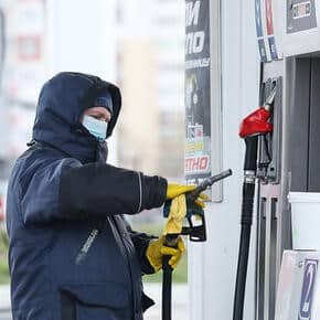 Цены на бензин на АЗС Москвы не растут девять недель подряд
