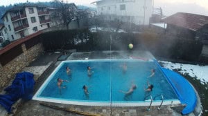 Piscina agua termal en invierno en Bansko