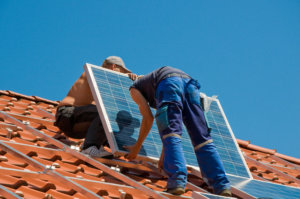 Photovoltaik während der Montage.