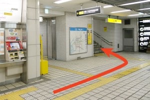 北改札を出たら、奥左手に2番出口の階段