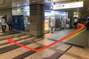上と同じところの写真です。 2番出口をでたら右へ曲がり、ローソンを右に見ながら さらに右へ曲がります