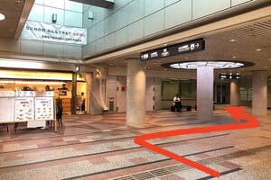 カフェで行き止まりに見えますが、まだ右奥に通路があります