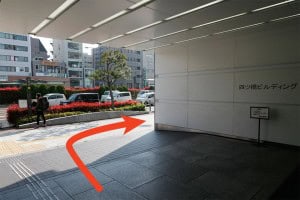 地上に出たら、長堀通沿いに右に歩きます