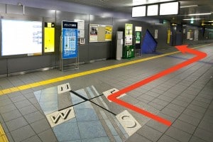 すぐに2番出口の通路があります