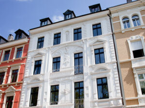 Eine denkmalgeschützte Fassade im Jugendstil muss erhalten bleiben