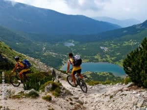 Ciclismo de montaña con vistas a lagos