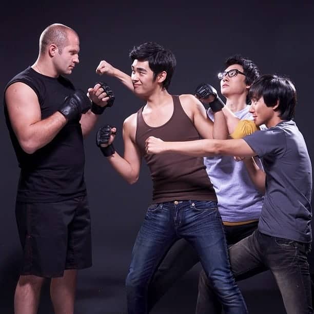 Pic of the Day: Fedor poses with some Korean fans