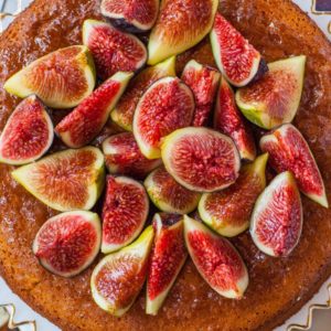 honey fig cake recipe topped with fresh figs and honey