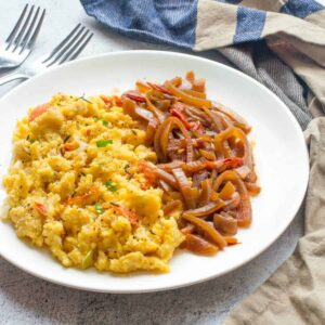Cornmeal with onions on a white plate with a cloth