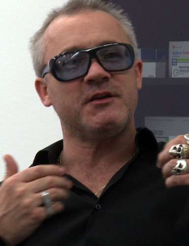 Damien Hirst oder "Wer bestimmt die Wege des Geldes in der Kunst?" Künstler autobiografien Der englische Künstler Damien Hirst 2010 auf der Documentary