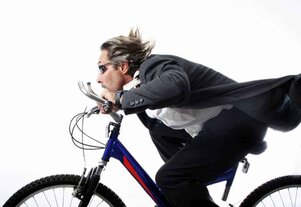 el hombre monta su bicicleta