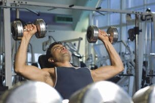 l'homme s'entraîne au gymnase