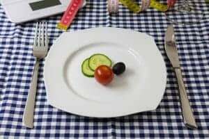 legumes no prato, na faca e no garfo